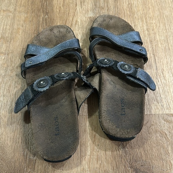 TAOS | Oasis Leather Strappy Silver Metallic Medallion Sandals - Picture 6 of 7